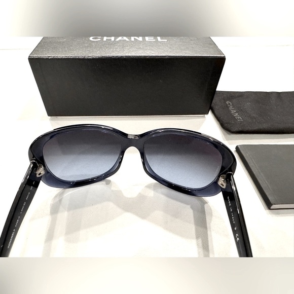 Chanel CC Camellia Sunglasses - Full Inclusion - Picture 6 of 6